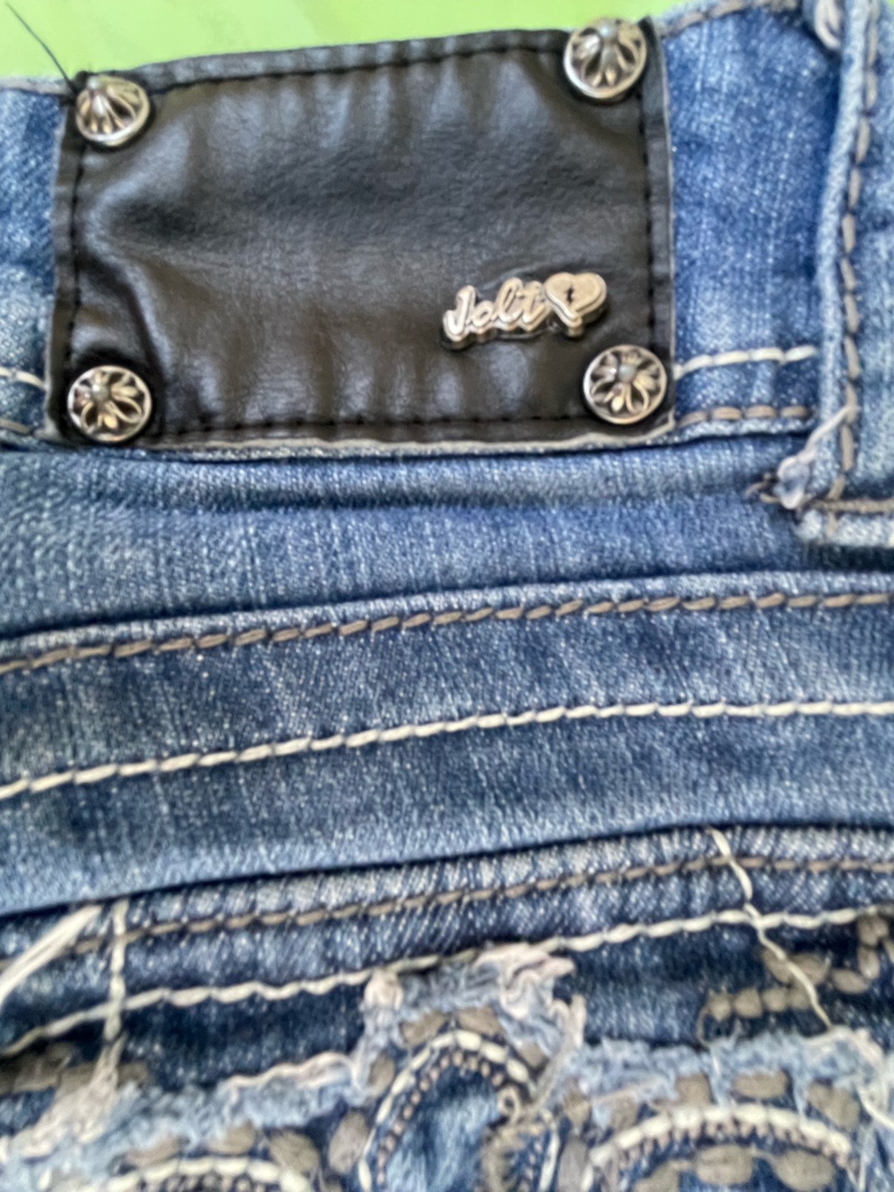 LOW RISE BOOT LEG JOLT JEANS WITH EMBROILED FLAP POCKETS LIGHT SIZE 1 JUNIORS - Picture 3 of 15